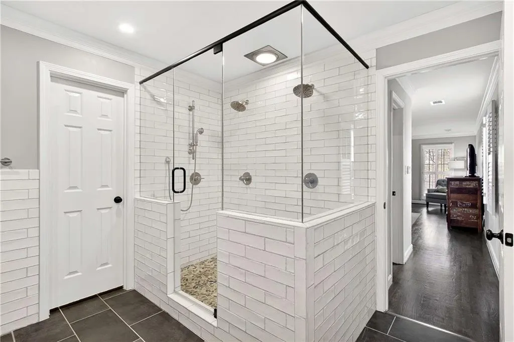 Large two-person shower with dual showerheads!