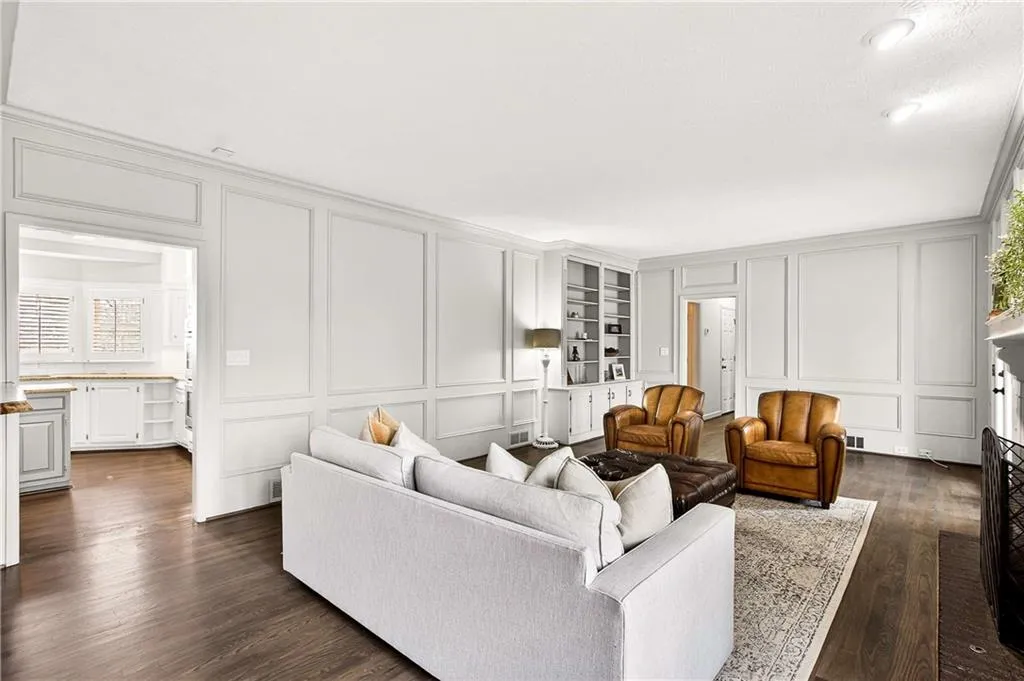 Display your keepsakes and memorable moments on the built-in bookshelves.