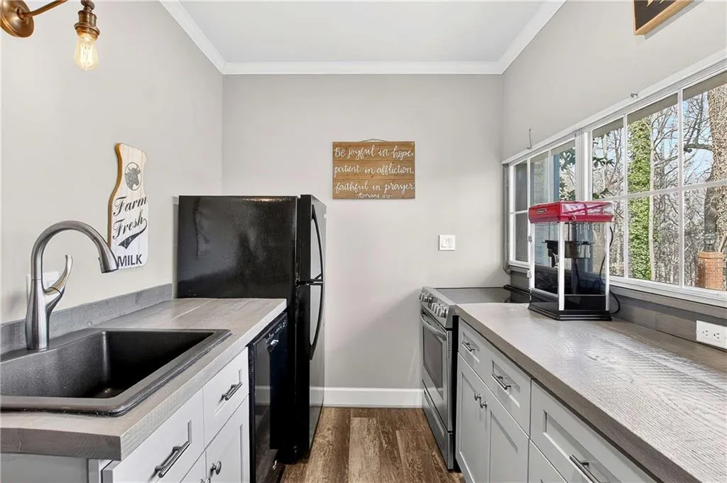 Newer cabinetry, full-sized appliances and tons of prep/serving countertop space!