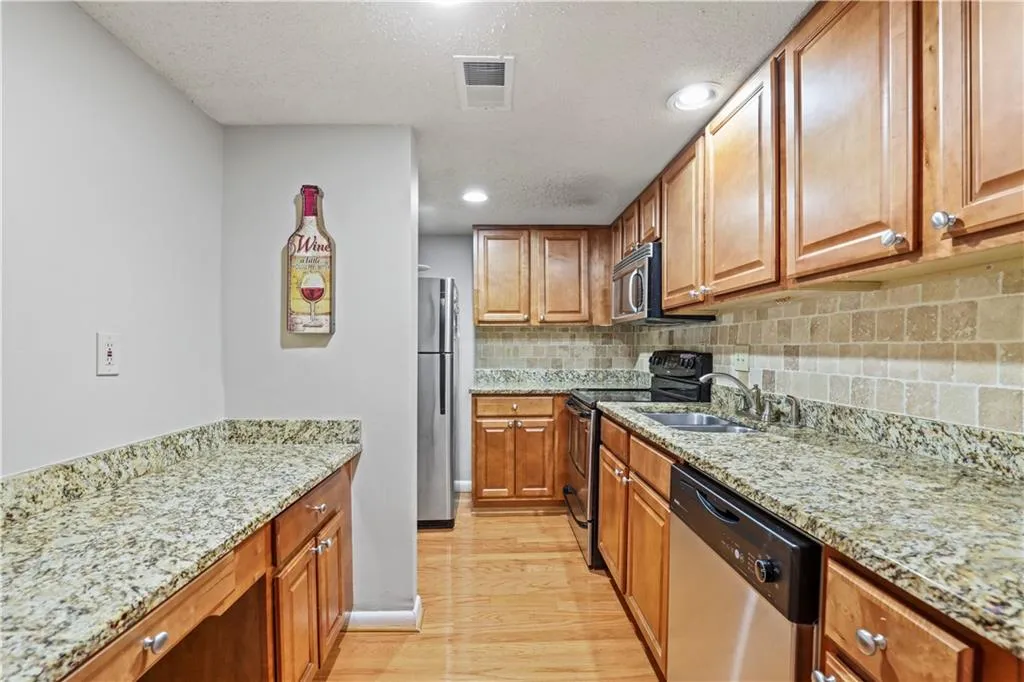 6900 Roswell Road Unit Q3, Atlanta, Georgia 30328, 2 Bedrooms Bedrooms, ,2 BathroomsBathrooms,Residential,Sold,6900 Roswell Road Unit Q3,6836740