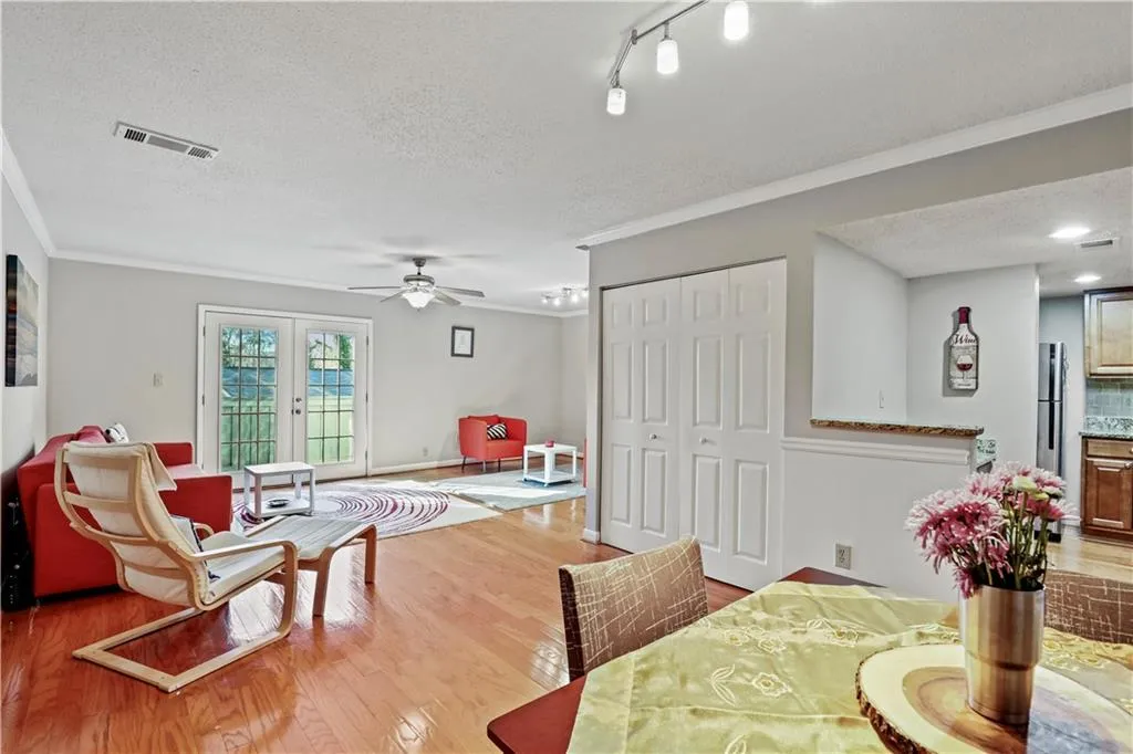 6900 Roswell Road Unit Q3, Atlanta, Georgia 30328, 2 Bedrooms Bedrooms, ,2 BathroomsBathrooms,Residential,Sold,6900 Roswell Road Unit Q3,6836740