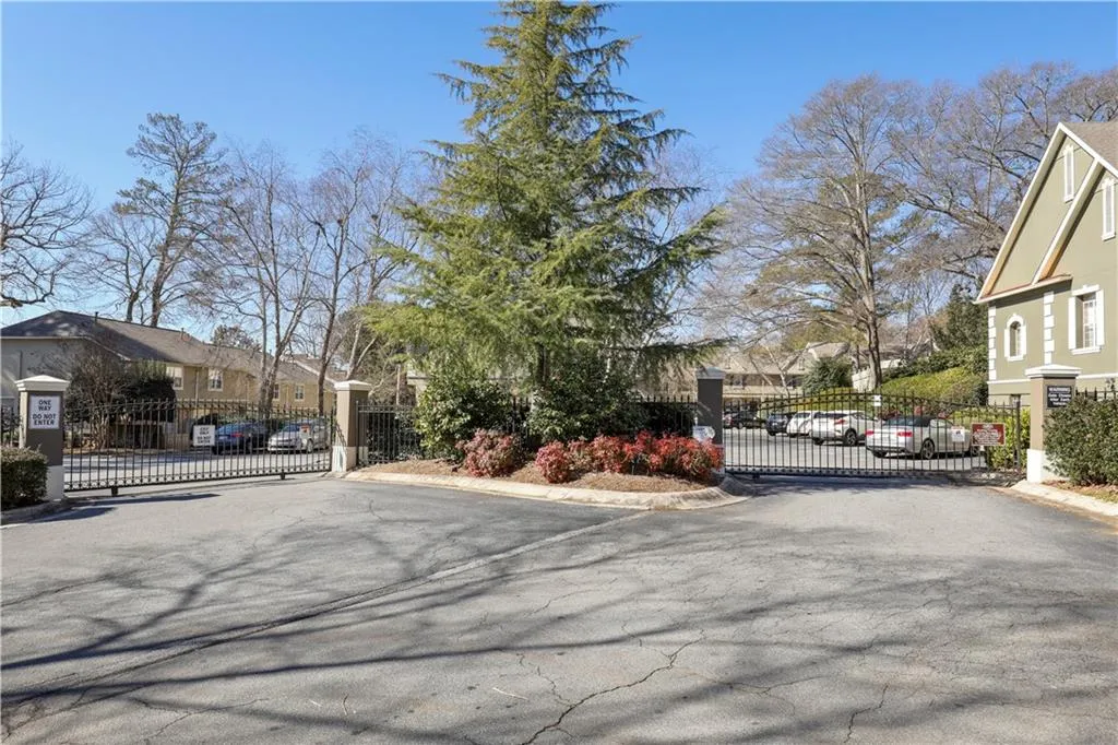 6900 Roswell Road Unit Q3, Atlanta, Georgia 30328, 2 Bedrooms Bedrooms, ,2 BathroomsBathrooms,Residential,Sold,6900 Roswell Road Unit Q3,6836740