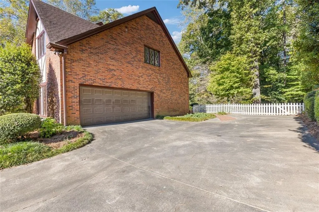 325 Fauna Court, Sandy Springs, Georgia 30350, 5 Bedrooms Bedrooms, ,5 BathroomsBathrooms,Residential,Sold,325 Fauna Court,7471152
