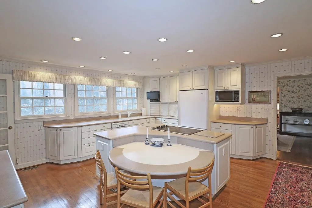 6160 Heards Creek Drive, Sandy Springs, Georgia 30328, 5 Bedrooms Bedrooms, ,3 BathroomsBathrooms,Residential,Sold,6160 Heards Creek Drive,7009474