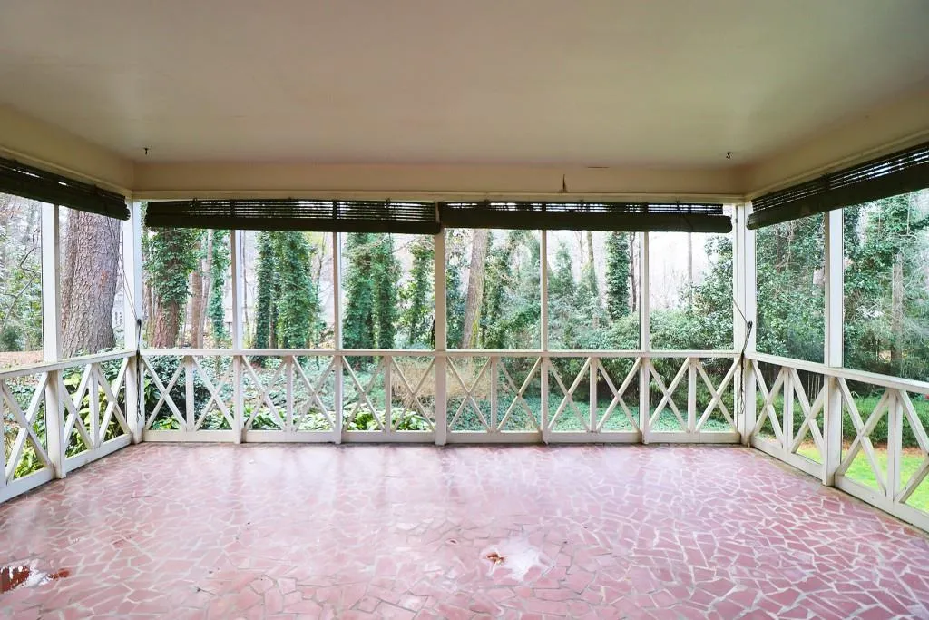 6160 Heards Creek Drive, Sandy Springs, Georgia 30328, 5 Bedrooms Bedrooms, ,3 BathroomsBathrooms,Residential,Sold,6160 Heards Creek Drive,7009474