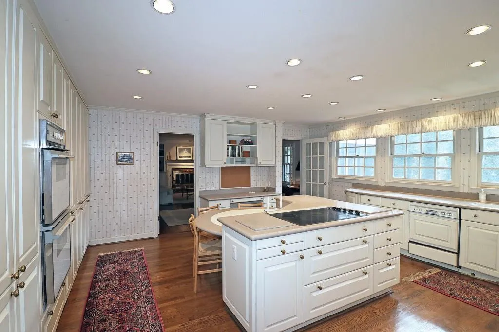 6160 Heards Creek Drive, Sandy Springs, Georgia 30328, 5 Bedrooms Bedrooms, ,3 BathroomsBathrooms,Residential,Sold,6160 Heards Creek Drive,7009474