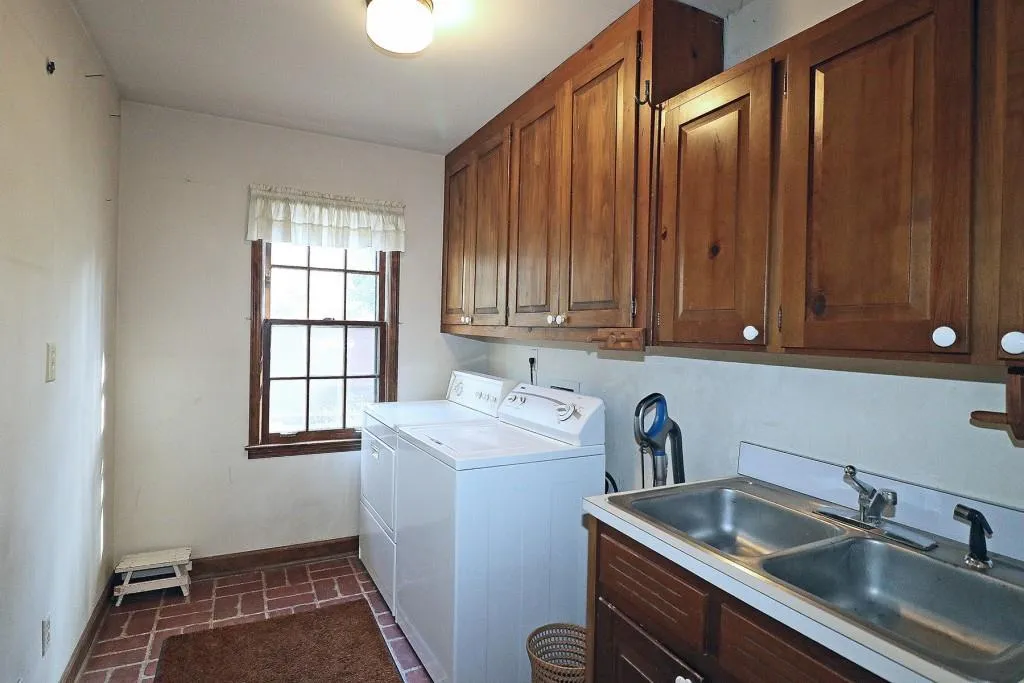 6160 Heards Creek Drive, Sandy Springs, Georgia 30328, 5 Bedrooms Bedrooms, ,3 BathroomsBathrooms,Residential,Sold,6160 Heards Creek Drive,7009474