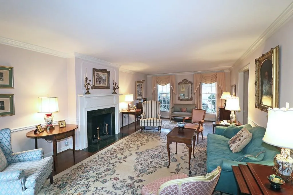 6160 Heards Creek Drive, Sandy Springs, Georgia 30328, 5 Bedrooms Bedrooms, ,3 BathroomsBathrooms,Residential,Sold,6160 Heards Creek Drive,7009474