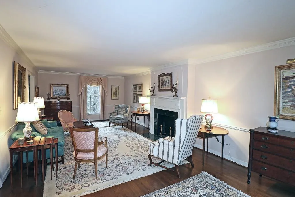 6160 Heards Creek Drive, Sandy Springs, Georgia 30328, 5 Bedrooms Bedrooms, ,3 BathroomsBathrooms,Residential,Sold,6160 Heards Creek Drive,7009474