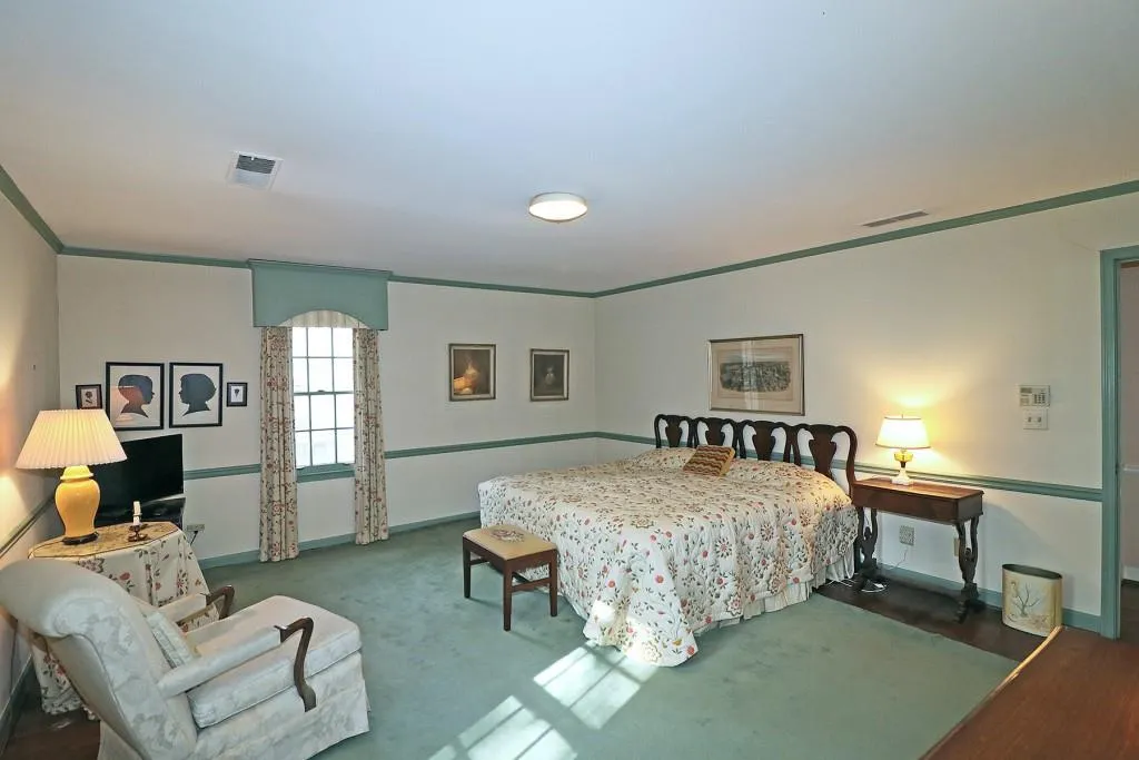 6160 Heards Creek Drive, Sandy Springs, Georgia 30328, 5 Bedrooms Bedrooms, ,3 BathroomsBathrooms,Residential,Sold,6160 Heards Creek Drive,7009474