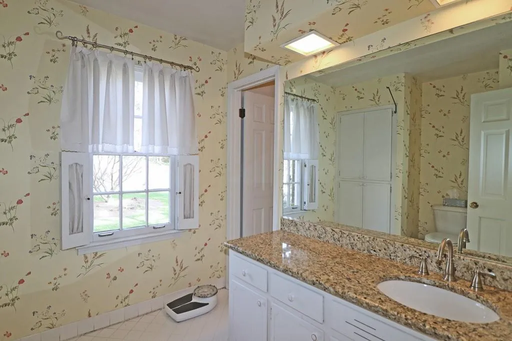 6160 Heards Creek Drive, Sandy Springs, Georgia 30328, 5 Bedrooms Bedrooms, ,3 BathroomsBathrooms,Residential,Sold,6160 Heards Creek Drive,7009474