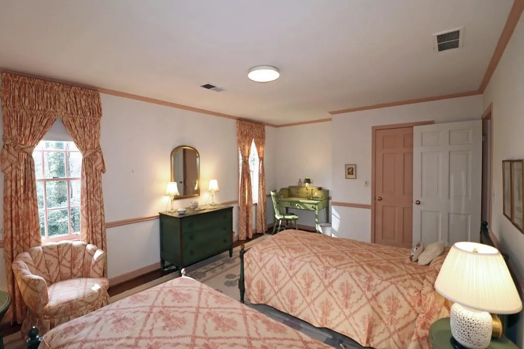 6160 Heards Creek Drive, Sandy Springs, Georgia 30328, 5 Bedrooms Bedrooms, ,3 BathroomsBathrooms,Residential,Sold,6160 Heards Creek Drive,7009474