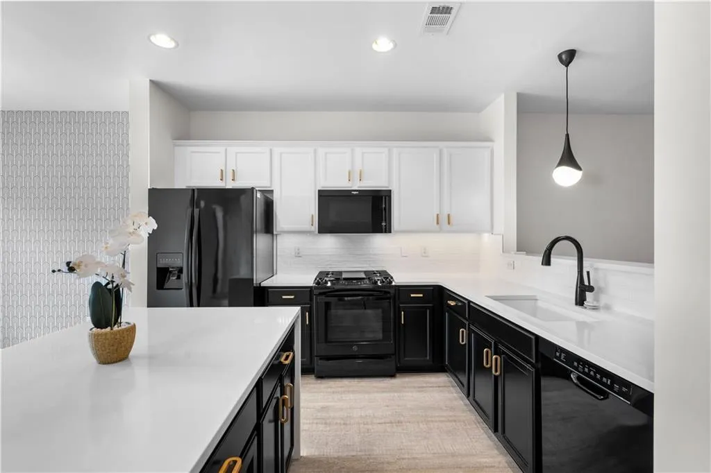 A full suite of black appliances is included with the home.