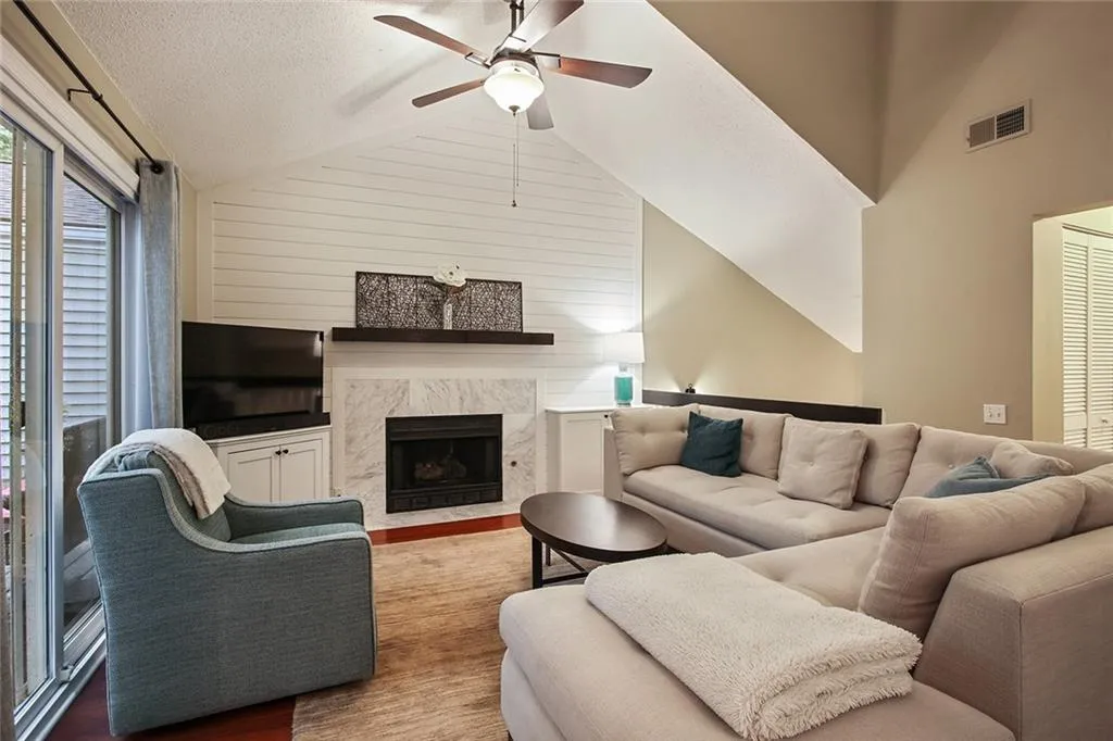 45 Dunwoody Springs Drive, Atlanta, Georgia 30328, 2 Bedrooms Bedrooms, ,2 BathroomsBathrooms,Residential,Sold,45 Dunwoody Springs Drive,6780326
