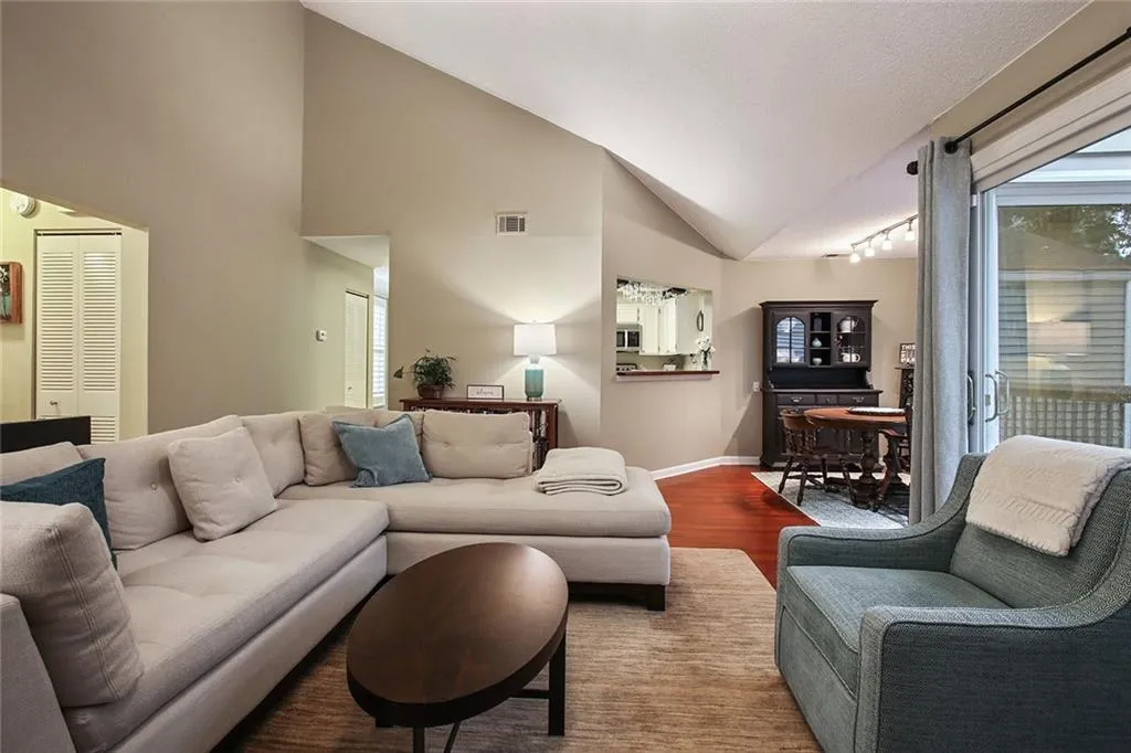 45 Dunwoody Springs Drive, Atlanta, Georgia 30328, 2 Bedrooms Bedrooms, ,2 BathroomsBathrooms,Residential,Sold,45 Dunwoody Springs Drive,6780326