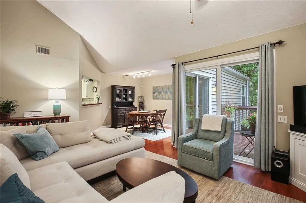 45 Dunwoody Springs Drive, Atlanta, Georgia 30328, 2 Bedrooms Bedrooms, ,2 BathroomsBathrooms,Residential,Sold,45 Dunwoody Springs Drive,6780326