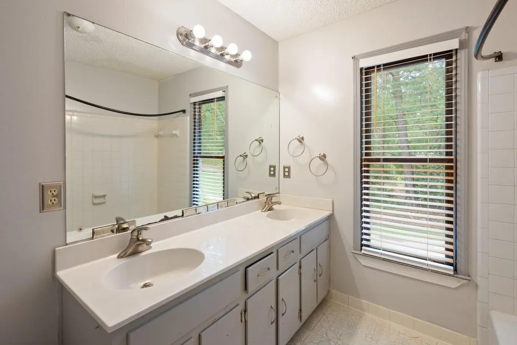 1628 Chevron Way, Sandy Springs, Georgia 30350, 5 Bedrooms Bedrooms, ,4 BathroomsBathrooms,Residential,Sold,1628 Chevron Way,6730166