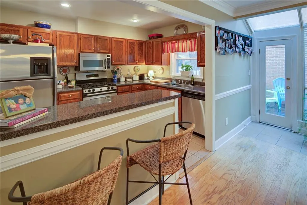 7500 Roswell Road Unit 1, Sandy Springs, Georgia 30350, 2 Bedrooms Bedrooms, ,2 BathroomsBathrooms,Residential,Sold,7500 Roswell Road Unit 1,6516634