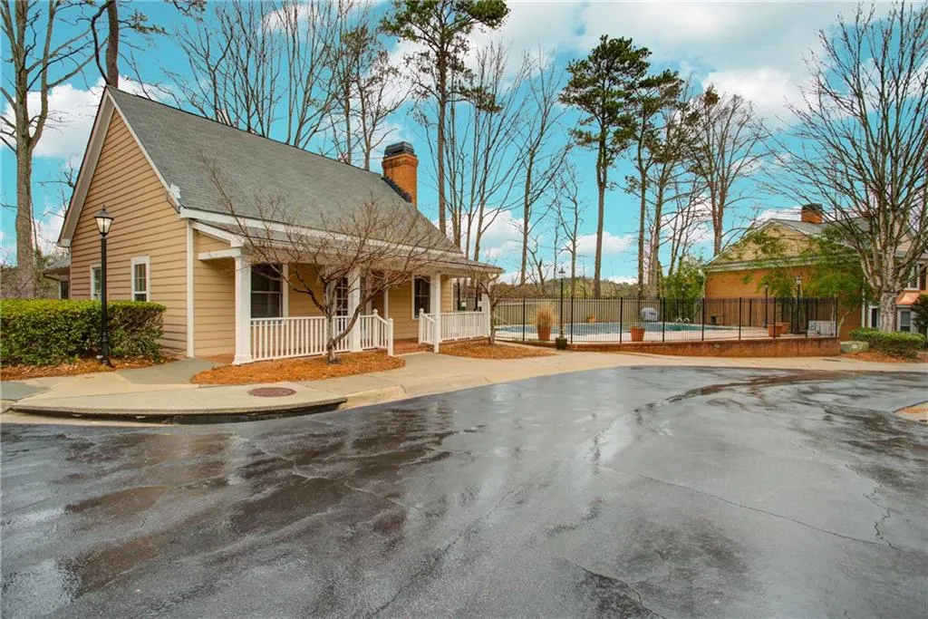 7500 Roswell Road Unit 1, Sandy Springs, Georgia 30350, 2 Bedrooms Bedrooms, ,2 BathroomsBathrooms,Residential,Sold,7500 Roswell Road Unit 1,6516634