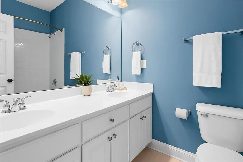 Dual Vanity en-suite Guest Bathroom
