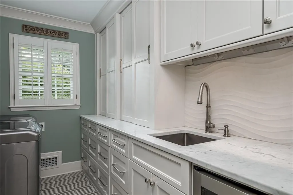 250 Glen Meadow Court, Sandy Springs, Georgia 30328, 4 Bedrooms Bedrooms, ,3 BathroomsBathrooms,Residential,Sold,250 Glen Meadow Court,7006595