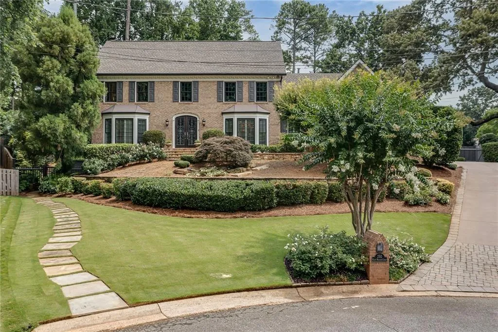 250 Glen Meadow Court, Sandy Springs, Georgia 30328, 4 Bedrooms Bedrooms, ,3 BathroomsBathrooms,Residential,Sold,250 Glen Meadow Court,7006595