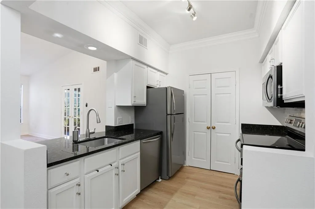 3777 Peachtree Road Ne Unit 933, Brookhaven, Georgia 30319, 1 Bedroom Bedrooms, ,1 BathroomBathrooms,Residential,Sold,3777 Peachtree Road Ne Unit 933,7654065