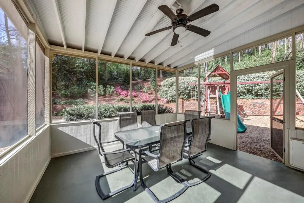 930 Edgewater Court Nw, Sandy Springs, Georgia 30328, 5 Bedrooms Bedrooms, ,4 BathroomsBathrooms,Residential,Sold,930 Edgewater Court Nw,6530508
