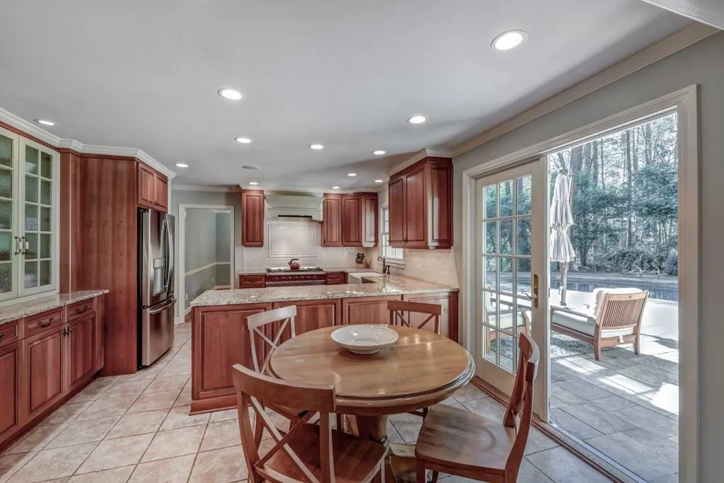 930 Edgewater Court Nw, Sandy Springs, Georgia 30328, 5 Bedrooms Bedrooms, ,4 BathroomsBathrooms,Residential,Sold,930 Edgewater Court Nw,6530508