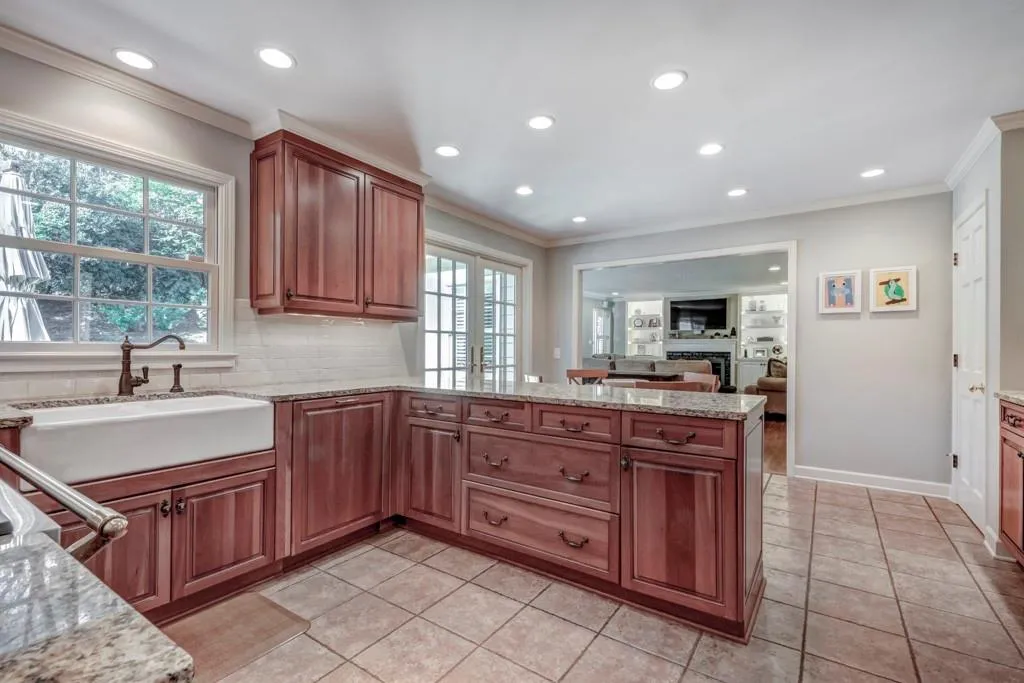 930 Edgewater Court Nw, Sandy Springs, Georgia 30328, 5 Bedrooms Bedrooms, ,4 BathroomsBathrooms,Residential,Sold,930 Edgewater Court Nw,6530508