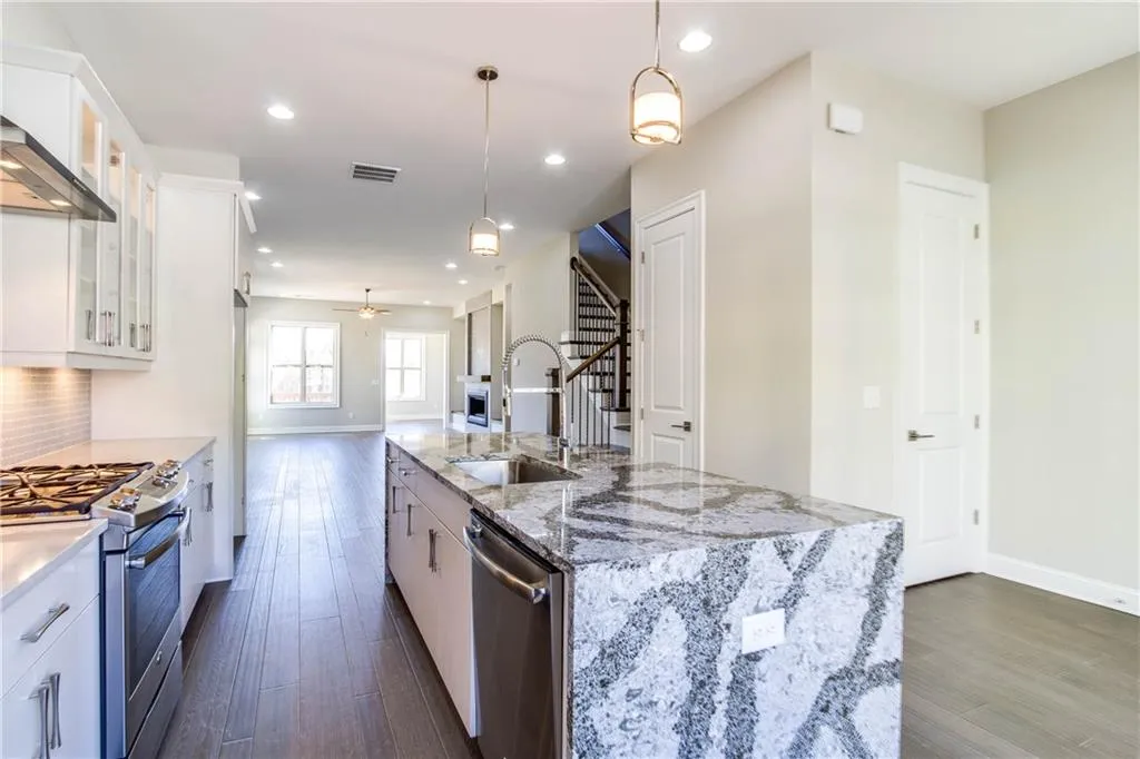 4202 Deming Circle, Atlanta, Georgia 30342, 3 Bedrooms Bedrooms, ,3 BathroomsBathrooms,Residential,Sold,4202 Deming Circle,5812503