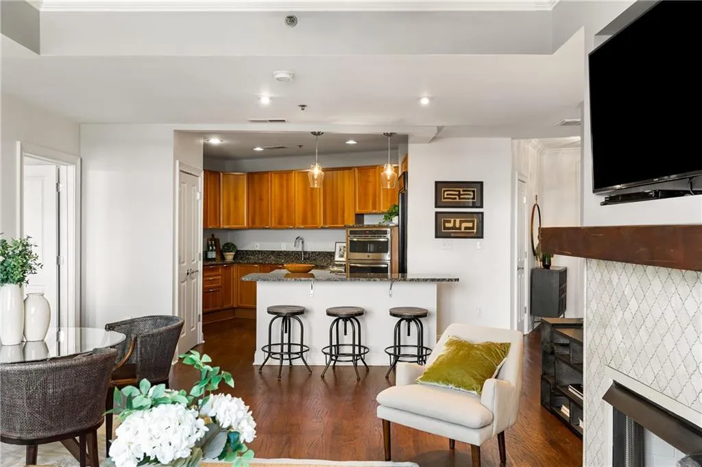 2881 Peachtree Road Ne Unit 702, Atlanta, Georgia 30305, 2 Bedrooms Bedrooms, ,2 BathroomsBathrooms,Residential,For Sale,2881 Peachtree Road Ne Unit 702,7649240