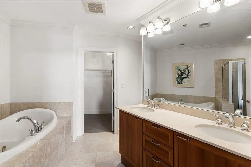 2881 Peachtree Road Ne Unit 702, Atlanta, Georgia 30305, 2 Bedrooms Bedrooms, ,2 BathroomsBathrooms,Residential,For Sale,2881 Peachtree Road Ne Unit 702,7649240
