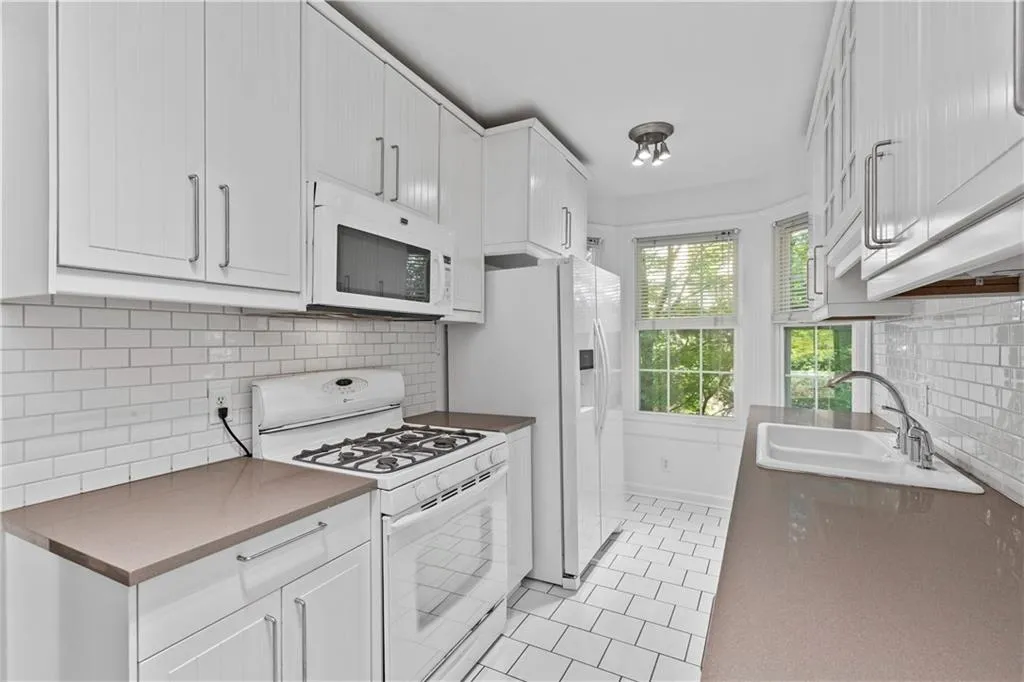 2230 Peachtree Road Ne Unit C2, Atlanta, Georgia 30309, 2 Bedrooms Bedrooms, ,1 BathroomBathrooms,Residential,For Sale,2230 Peachtree Road Ne Unit C2,7623251