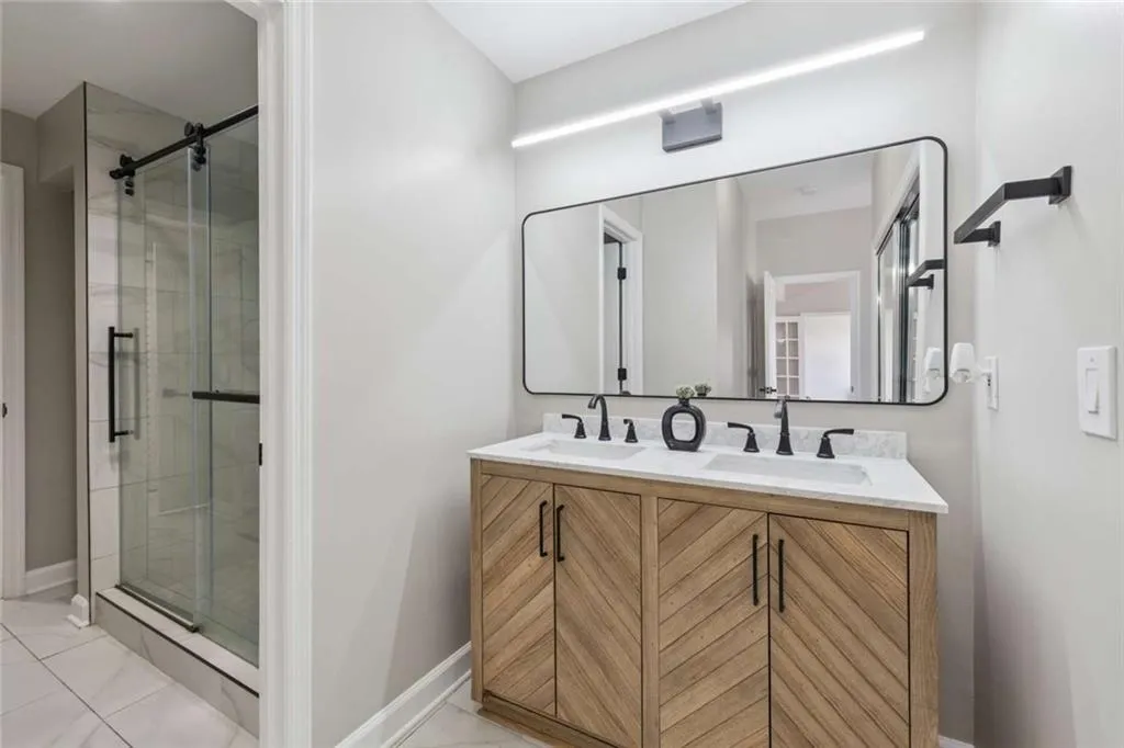 3475 Oak Valley Road Ne Unit 1570, Atlanta, Georgia 30326, 2 Bedrooms Bedrooms, ,1 BathroomBathrooms,Residential,For Sale,3475 Oak Valley Road Ne Unit 1570,7619156