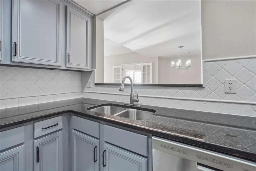 3475 Oak Valley Road Ne Unit 1570, Atlanta, Georgia 30326, 2 Bedrooms Bedrooms, ,1 BathroomBathrooms,Residential,For Sale,3475 Oak Valley Road Ne Unit 1570,7619156