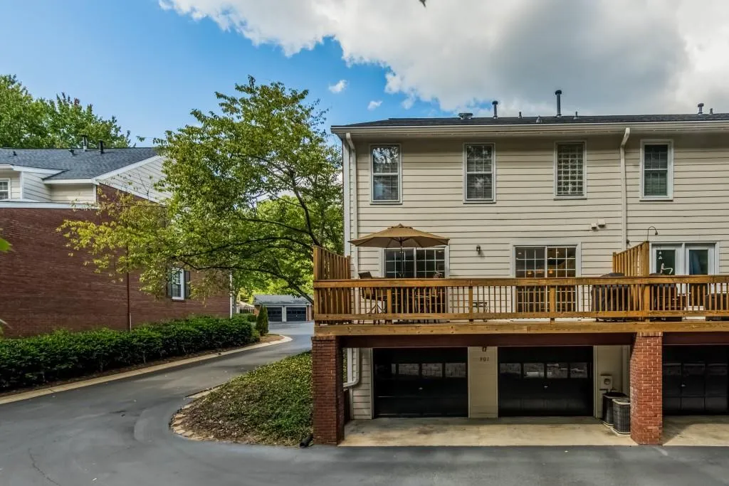 901 Dunwoody Chace Unit 901, Sandy Springs, Georgia 30328, 3 Bedrooms Bedrooms, ,2 BathroomsBathrooms,Residential,Sold,901 Dunwoody Chace Unit 901,5756879