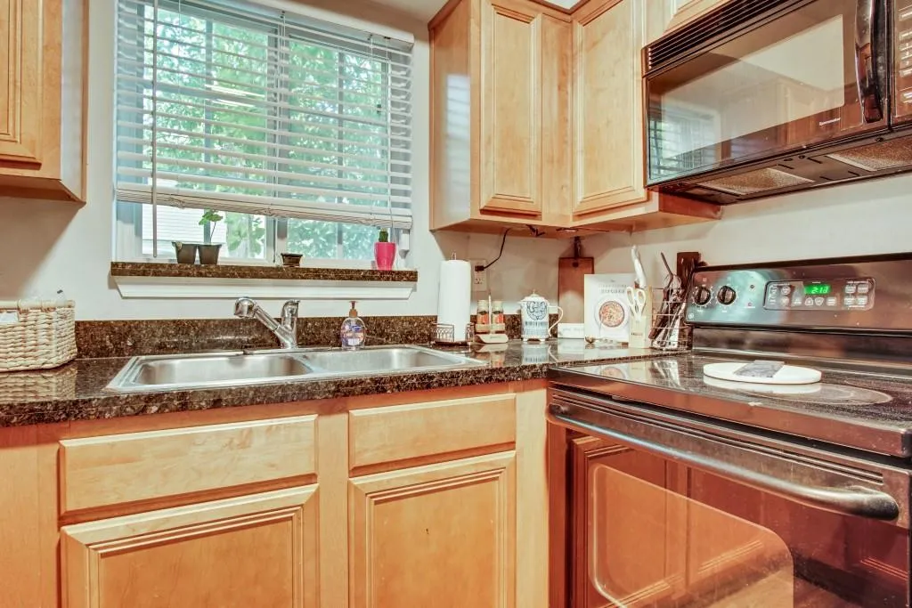 6940 Roswell Road Unit 12e, Atlanta, Georgia 30328, 2 Bedrooms Bedrooms, ,1 BathroomBathrooms,Residential,Sold,6940 Roswell Road Unit 12e,6565279