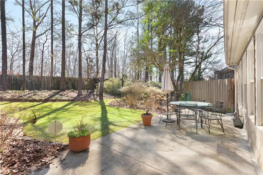 7155 Roswell Road Unit 16, Sandy Springs, Georgia 30328, 2 Bedrooms Bedrooms, ,3 BathroomsBathrooms,Residential,Sold,7155 Roswell Road Unit 16,7002014