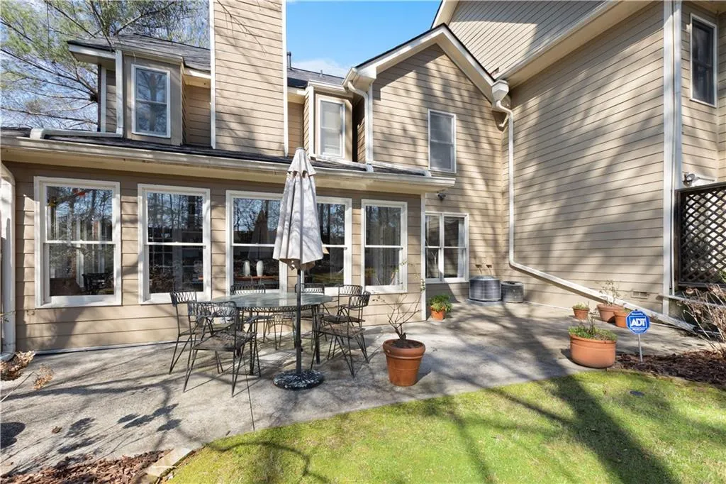 7155 Roswell Road Unit 16, Sandy Springs, Georgia 30328, 2 Bedrooms Bedrooms, ,3 BathroomsBathrooms,Residential,Sold,7155 Roswell Road Unit 16,7002014