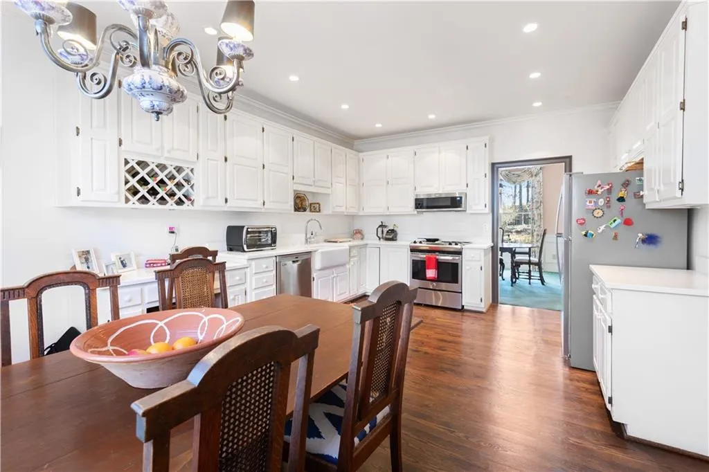 7155 Roswell Road Unit 16, Sandy Springs, Georgia 30328, 2 Bedrooms Bedrooms, ,3 BathroomsBathrooms,Residential,Sold,7155 Roswell Road Unit 16,7002014