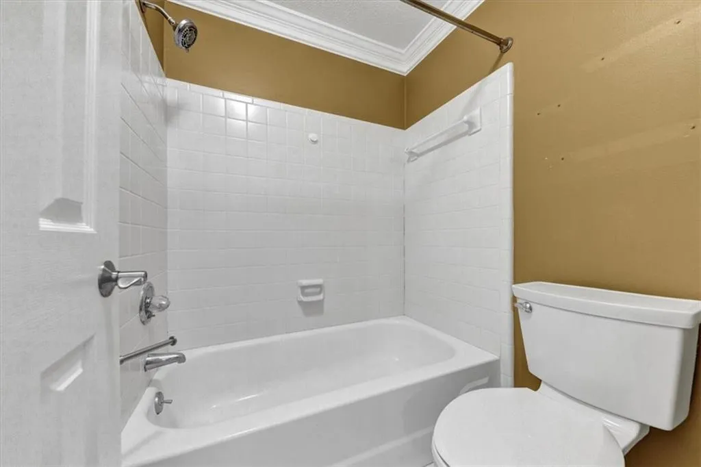 Full bath with shower / bath combination and crown molding
