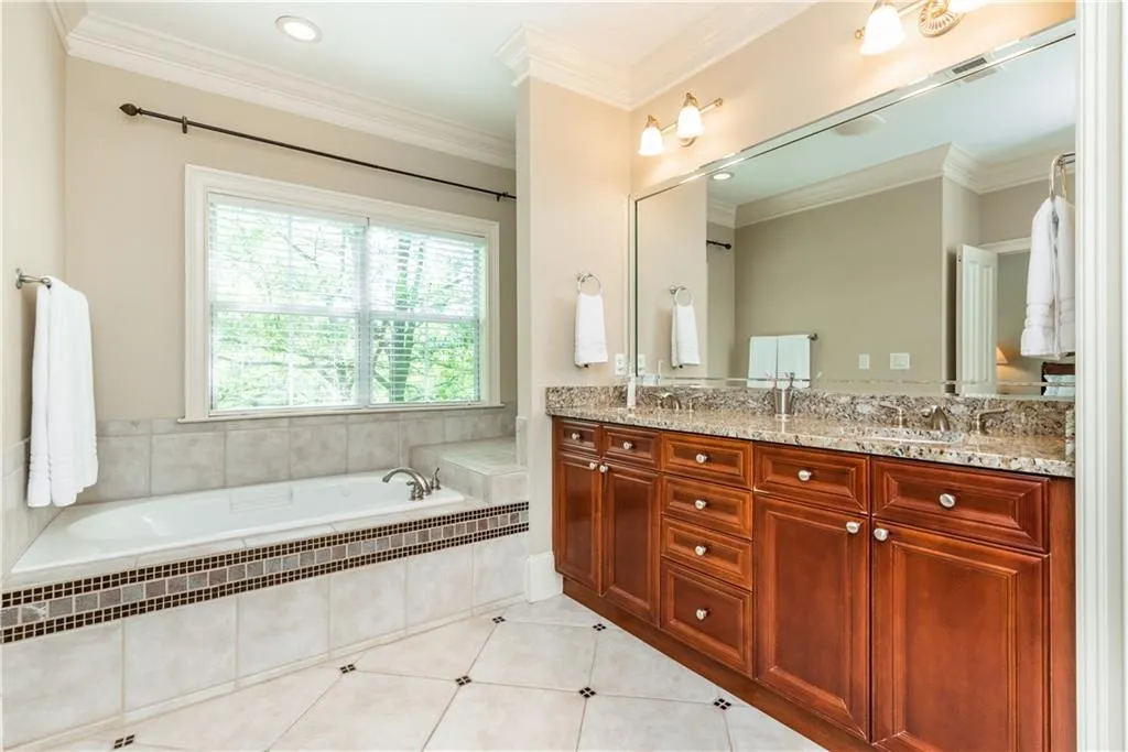 5444 Glenridge View, Atlanta, Georgia 30342, 3 Bedrooms Bedrooms, ,3 BathroomsBathrooms,Residential,Sold,5444 Glenridge View,7058426