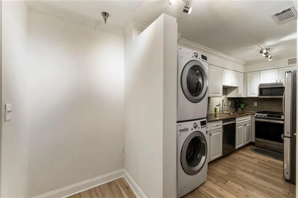 2479 Peachtree Road Ne Unit 1804, Atlanta, Georgia 30305, 3 Bedrooms Bedrooms, ,2 BathroomsBathrooms,Residential,For Sale,2479 Peachtree Road Ne Unit 1804,7631569
