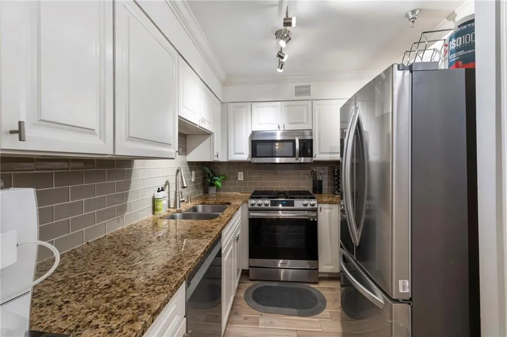 2479 Peachtree Road Ne Unit 1804, Atlanta, Georgia 30305, 3 Bedrooms Bedrooms, ,2 BathroomsBathrooms,Residential,For Sale,2479 Peachtree Road Ne Unit 1804,7631569