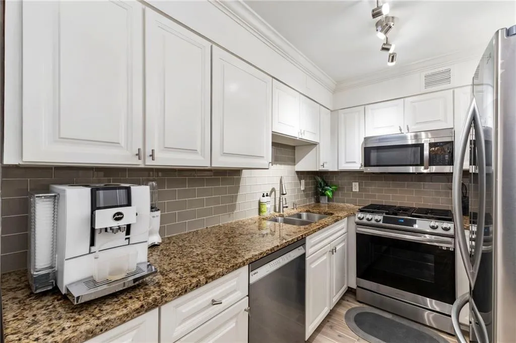 2479 Peachtree Road Ne Unit 1804, Atlanta, Georgia 30305, 3 Bedrooms Bedrooms, ,2 BathroomsBathrooms,Residential,For Sale,2479 Peachtree Road Ne Unit 1804,7631569