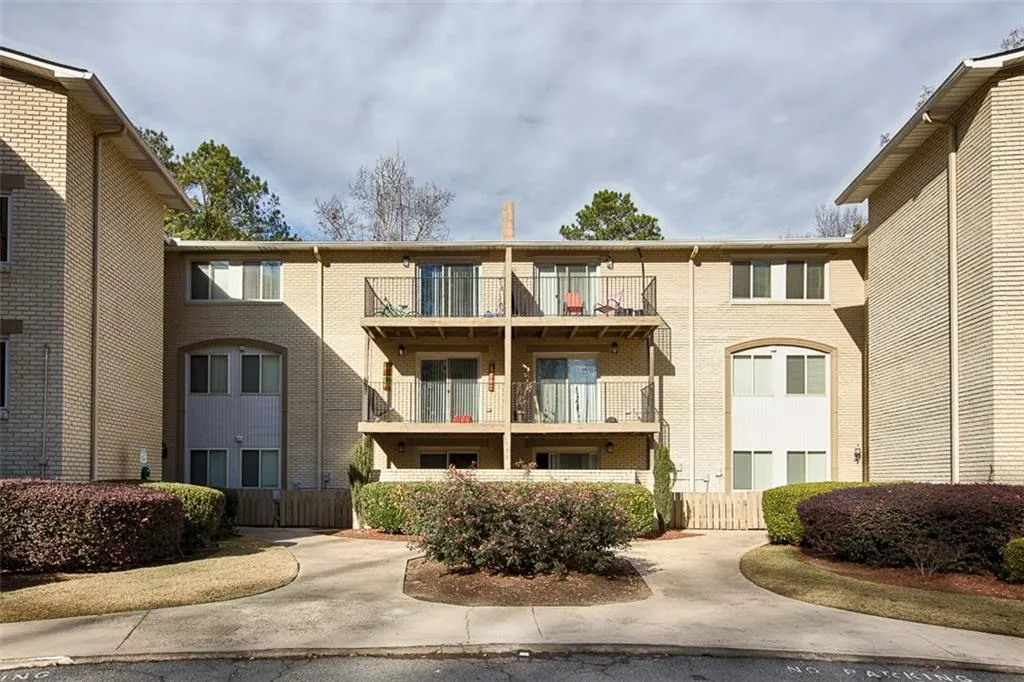 5095 Roswell Road Unit 207, Atlanta, Georgia 30342, 2 Bedrooms Bedrooms, ,2 BathroomsBathrooms,Residential,Sold,5095 Roswell Road Unit 207,5864862