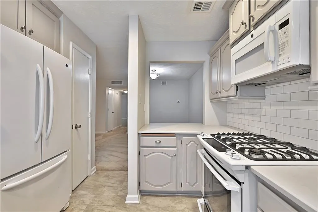 903 Woodcliff Drive, Sandy Springs, Georgia 30350, 2 Bedrooms Bedrooms, ,2 BathroomsBathrooms,Residential,Sold,903 Woodcliff Drive,6893571