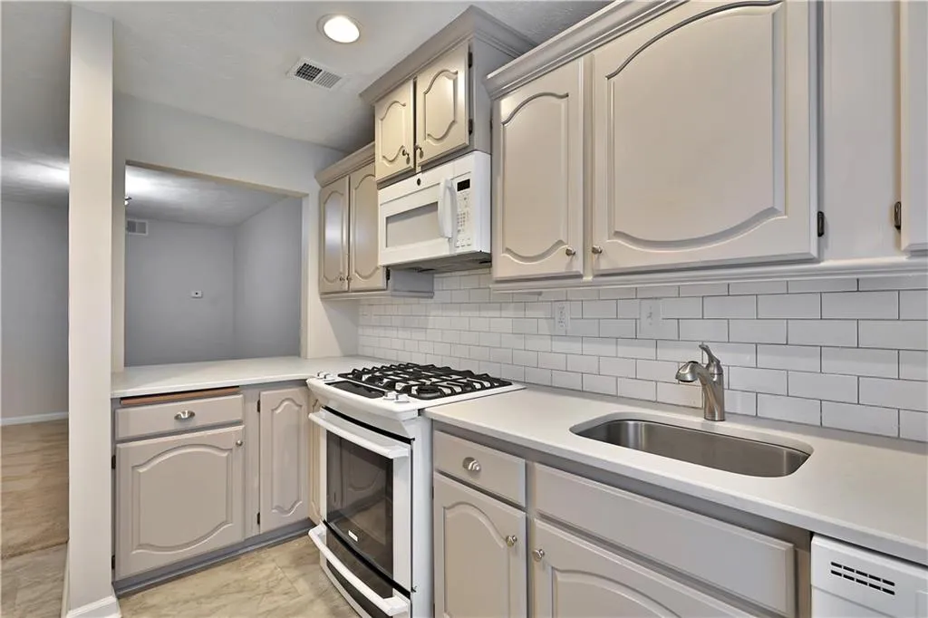 903 Woodcliff Drive, Sandy Springs, Georgia 30350, 2 Bedrooms Bedrooms, ,2 BathroomsBathrooms,Residential,Sold,903 Woodcliff Drive,6893571