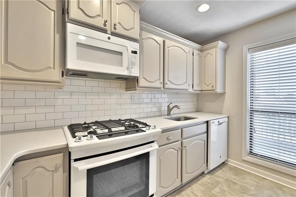 903 Woodcliff Drive, Sandy Springs, Georgia 30350, 2 Bedrooms Bedrooms, ,2 BathroomsBathrooms,Residential,Sold,903 Woodcliff Drive,6893571